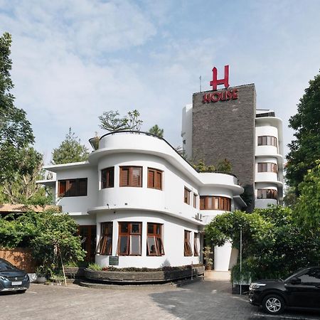 House Sangkuriang Hotell Bandung Exteriör bild
