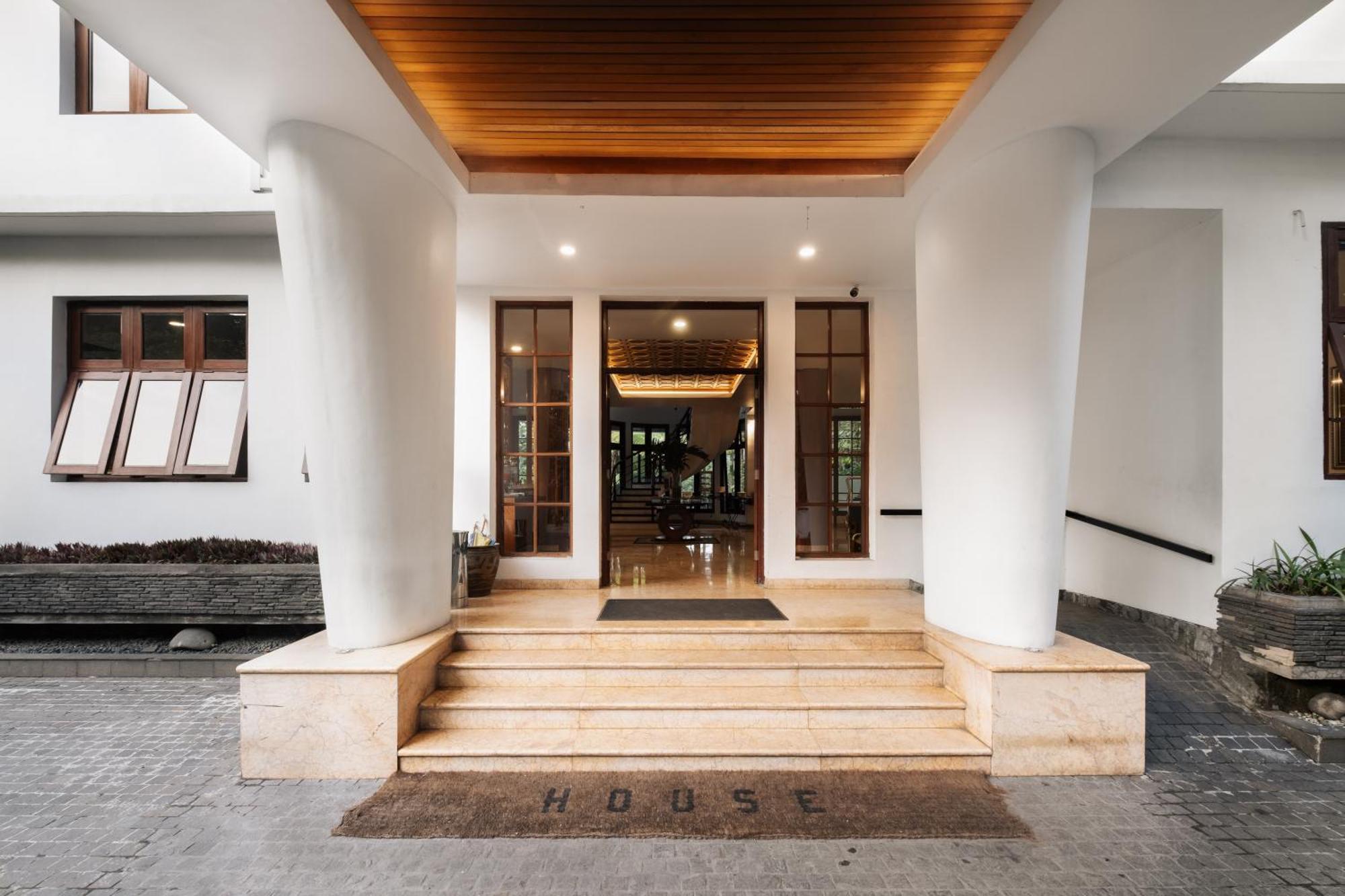 House Sangkuriang Hotell Bandung Exteriör bild