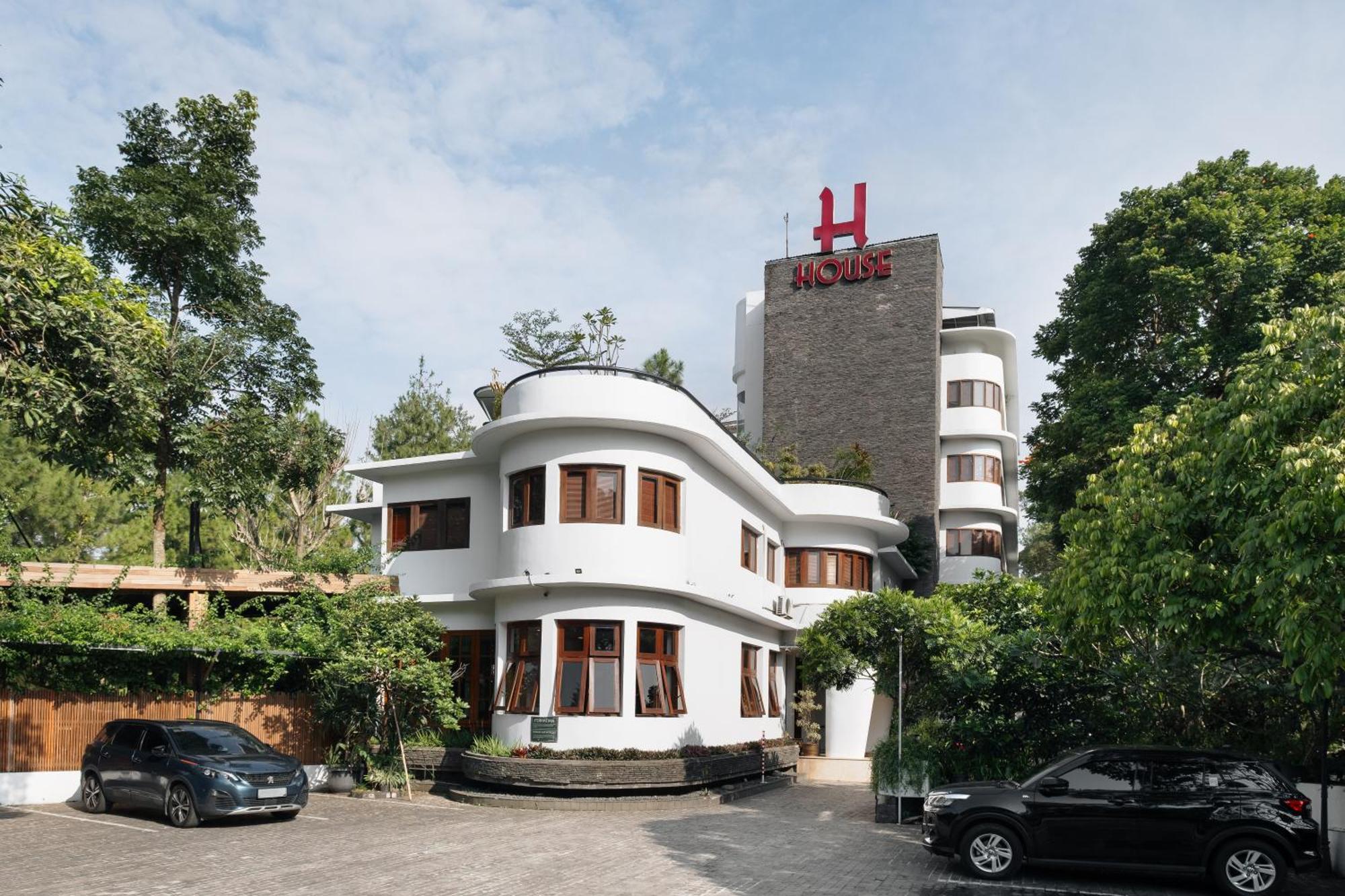 House Sangkuriang Hotell Bandung Exteriör bild