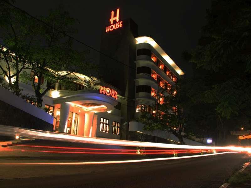 House Sangkuriang Hotell Bandung Exteriör bild