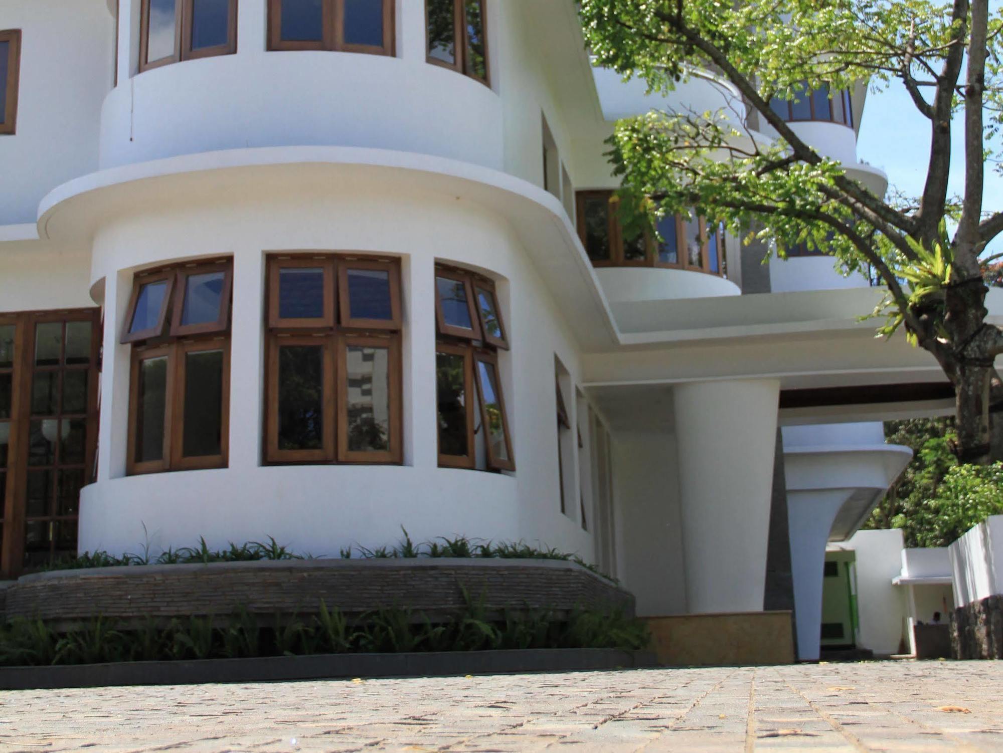 House Sangkuriang Hotell Bandung Exteriör bild